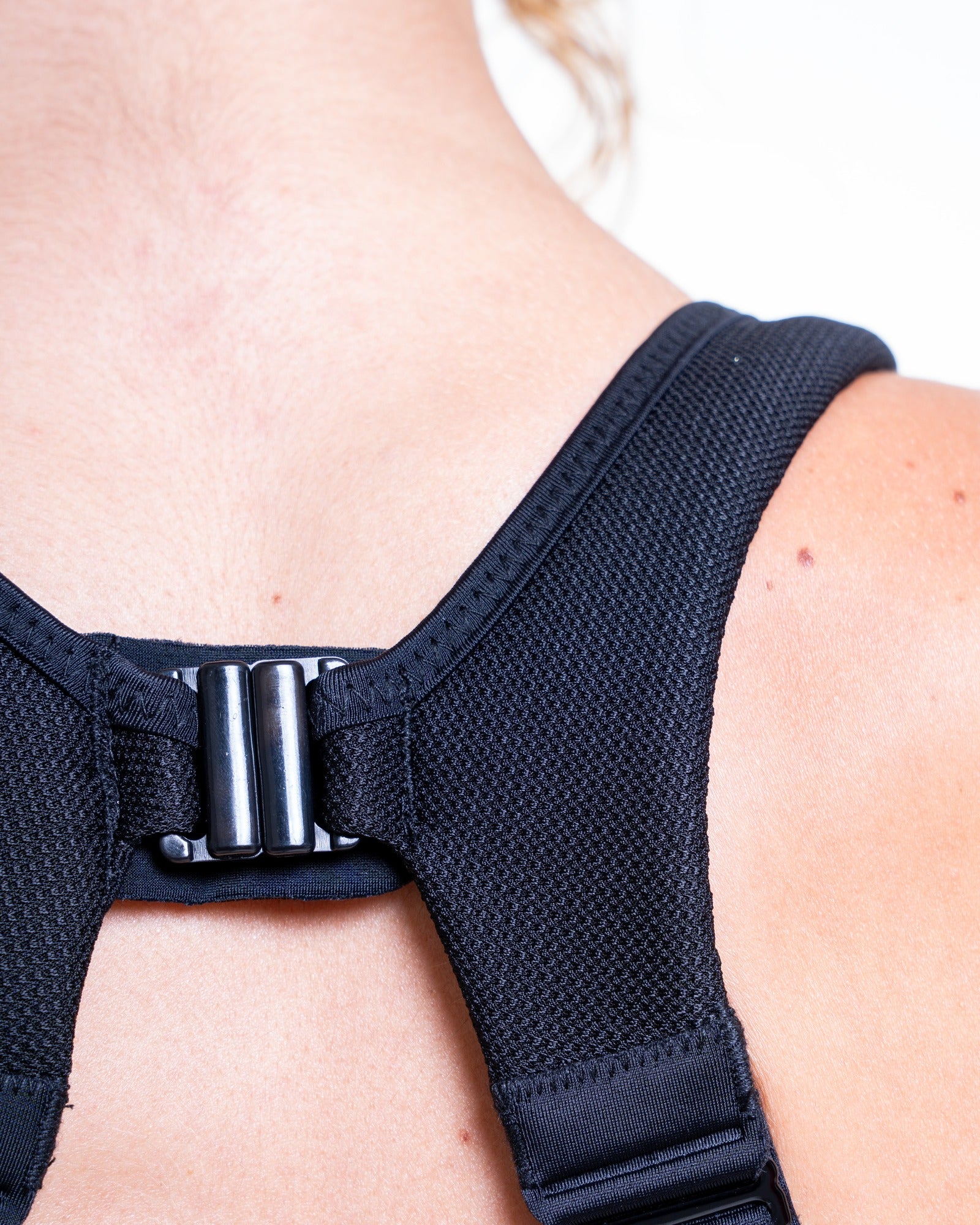 BETTHer Bra Antishock+ Black-Teal - dettaglio chiusura posteriore